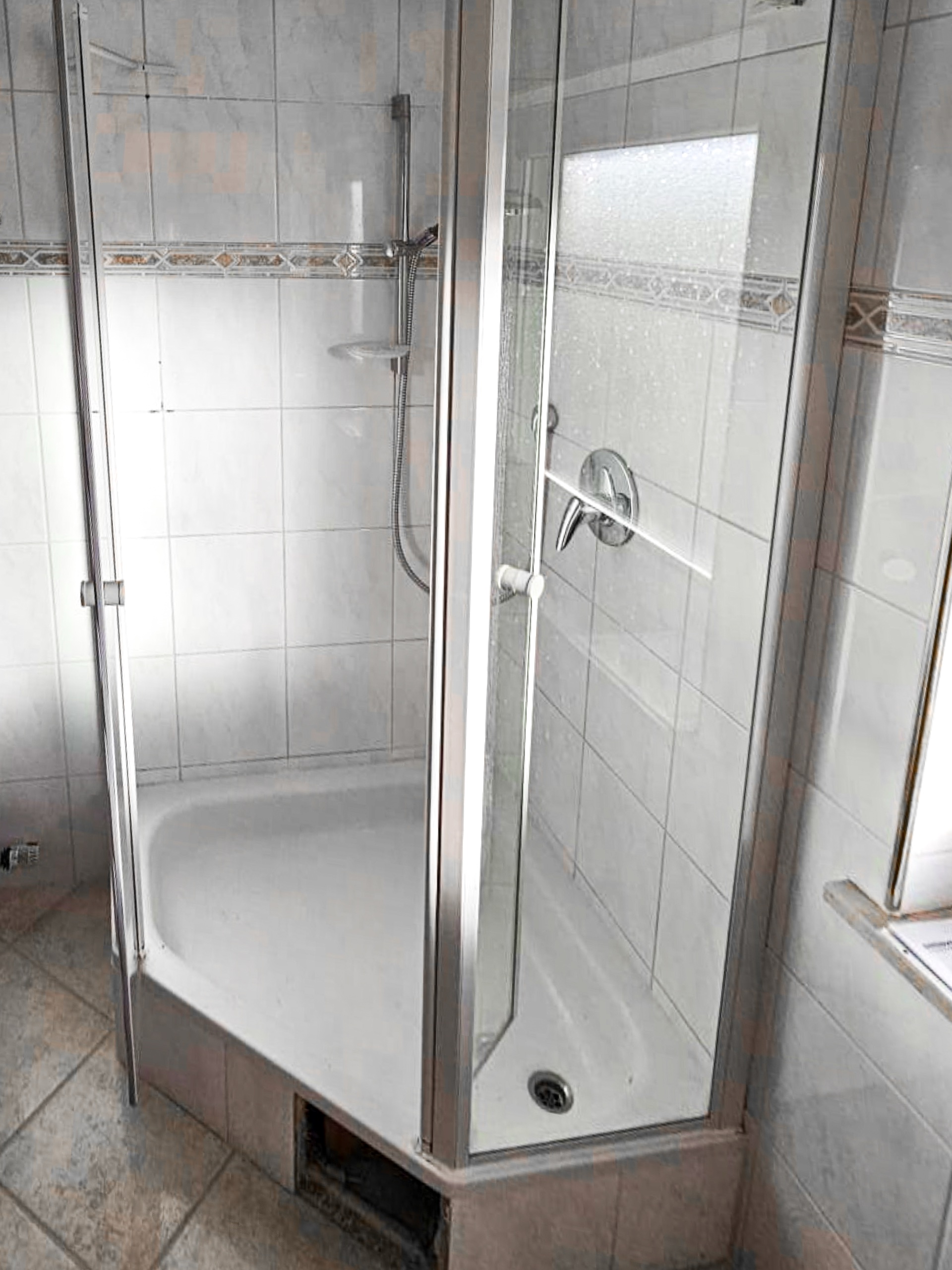 Vorher: Alte Dusche modernisiert