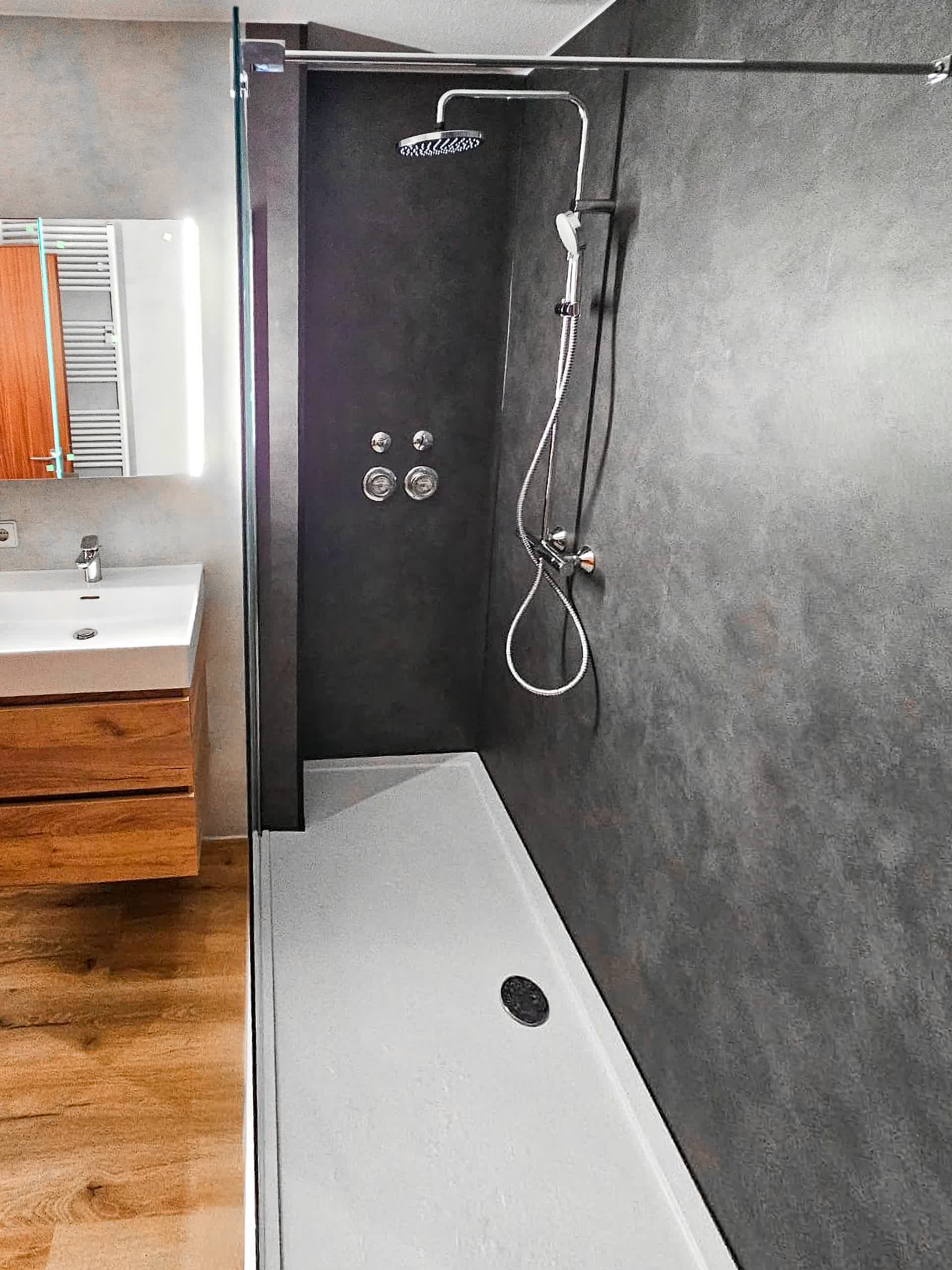 Walk-In-Dusche mit Wandpaneelen in Anthrazit und Regendusche, ein EASYdusch®-Projekt