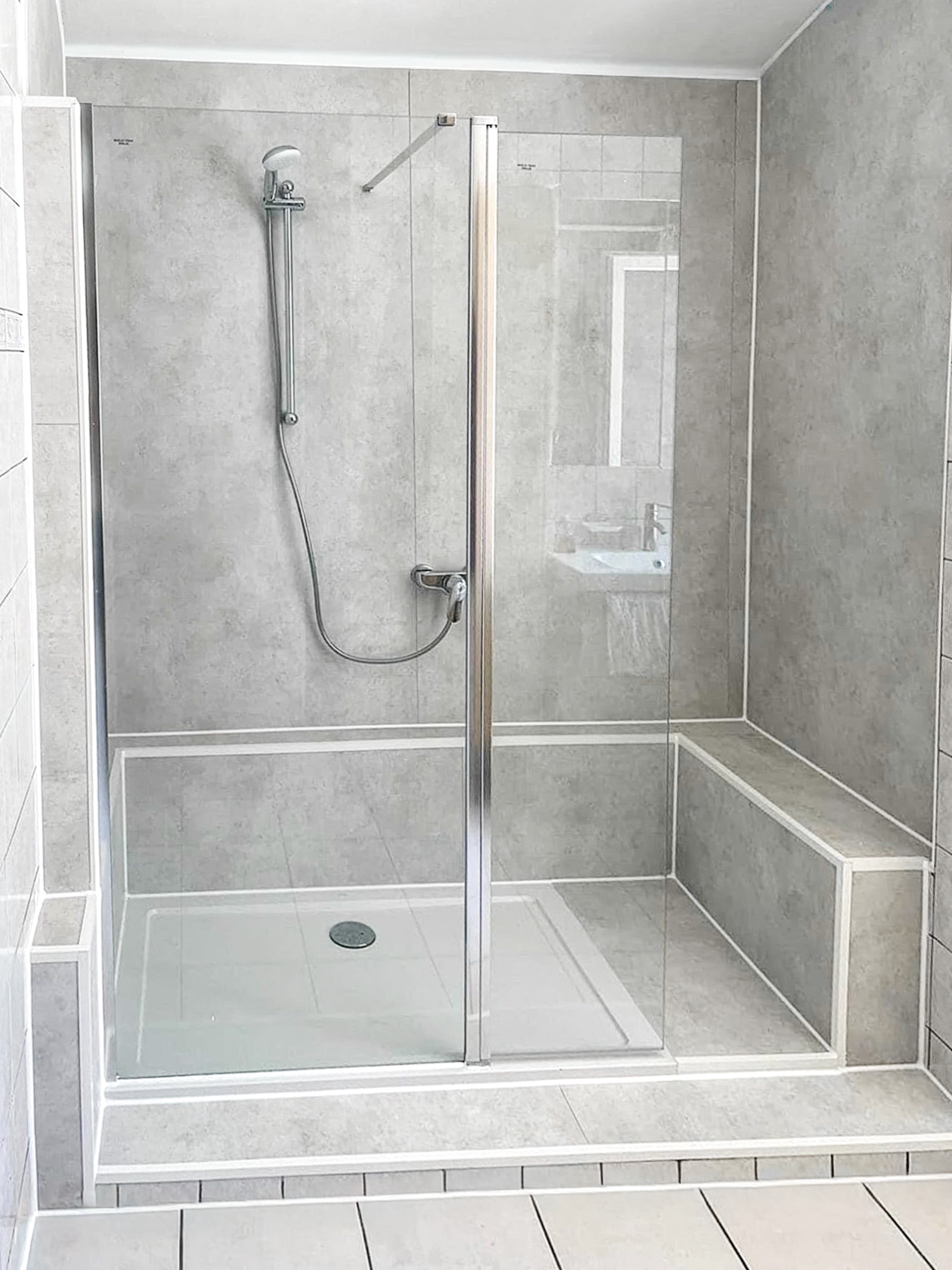 Begehbare Dusche mit Sitzbank und Glasabtrennung