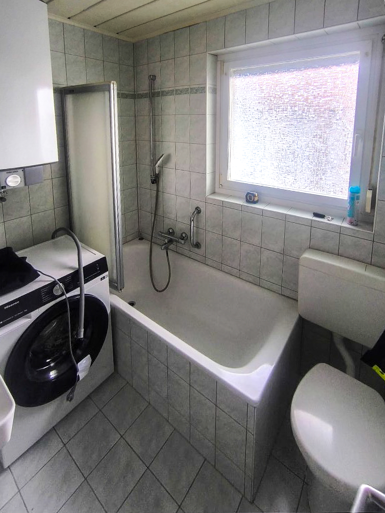 Bad mit alter Badewanne vor dem Umbau durch EASYdusch®