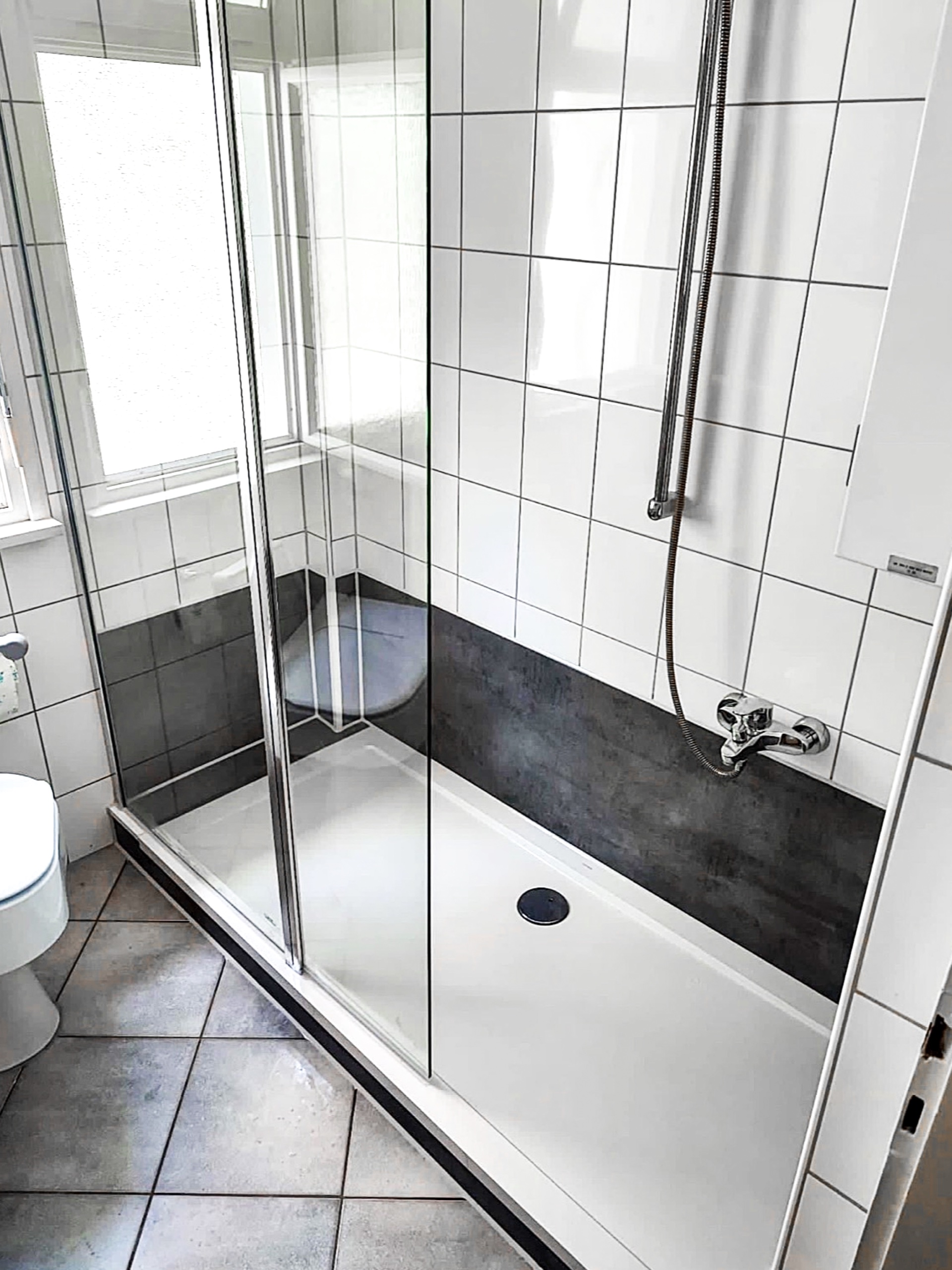 Nachher: Eckwanne zur Walk-In in Steinoptik