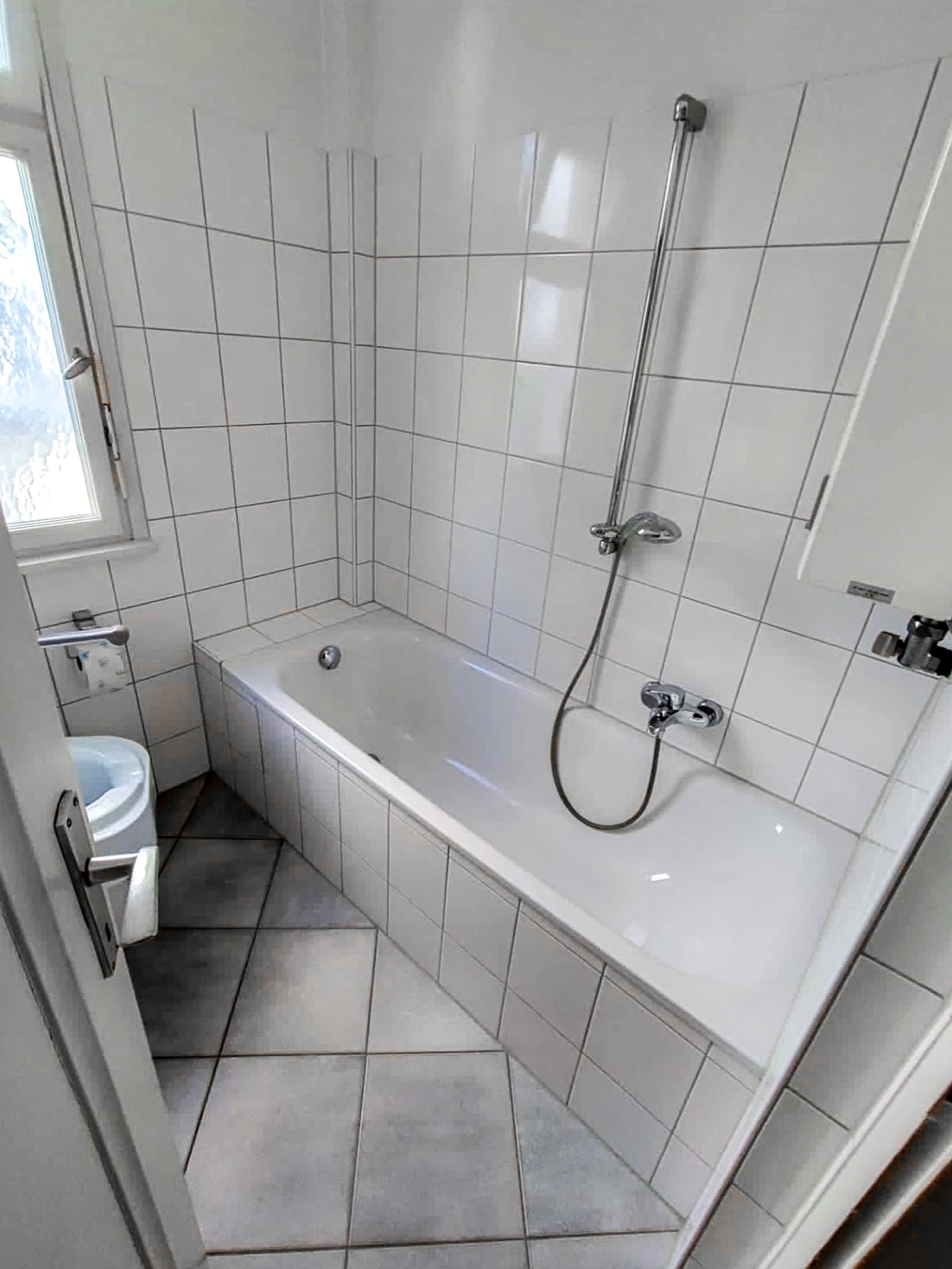 Vorher: Eckwanne zur Walk-In in Steinoptik