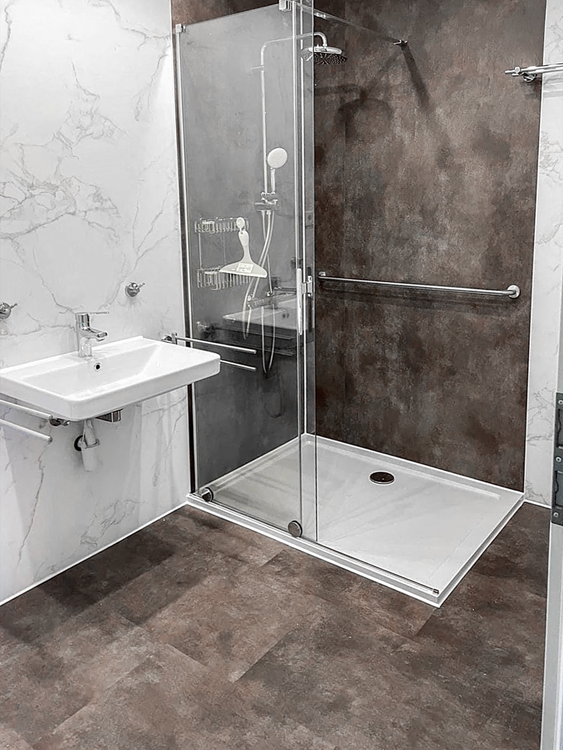 Dusche mit Haltegriff, großzügiger Glasabtrennung und EASYwall