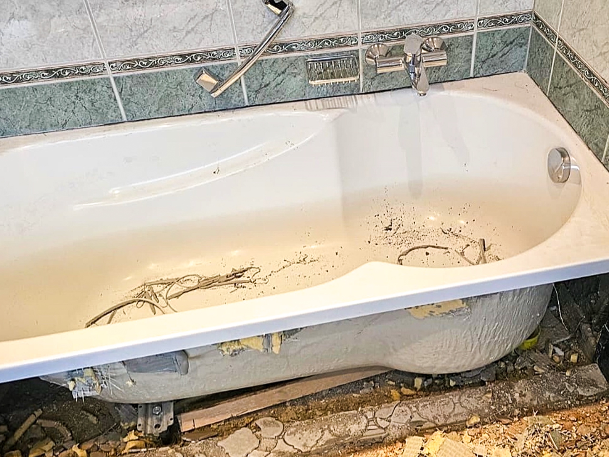 Vorher: Badewanne vor dem Umbau