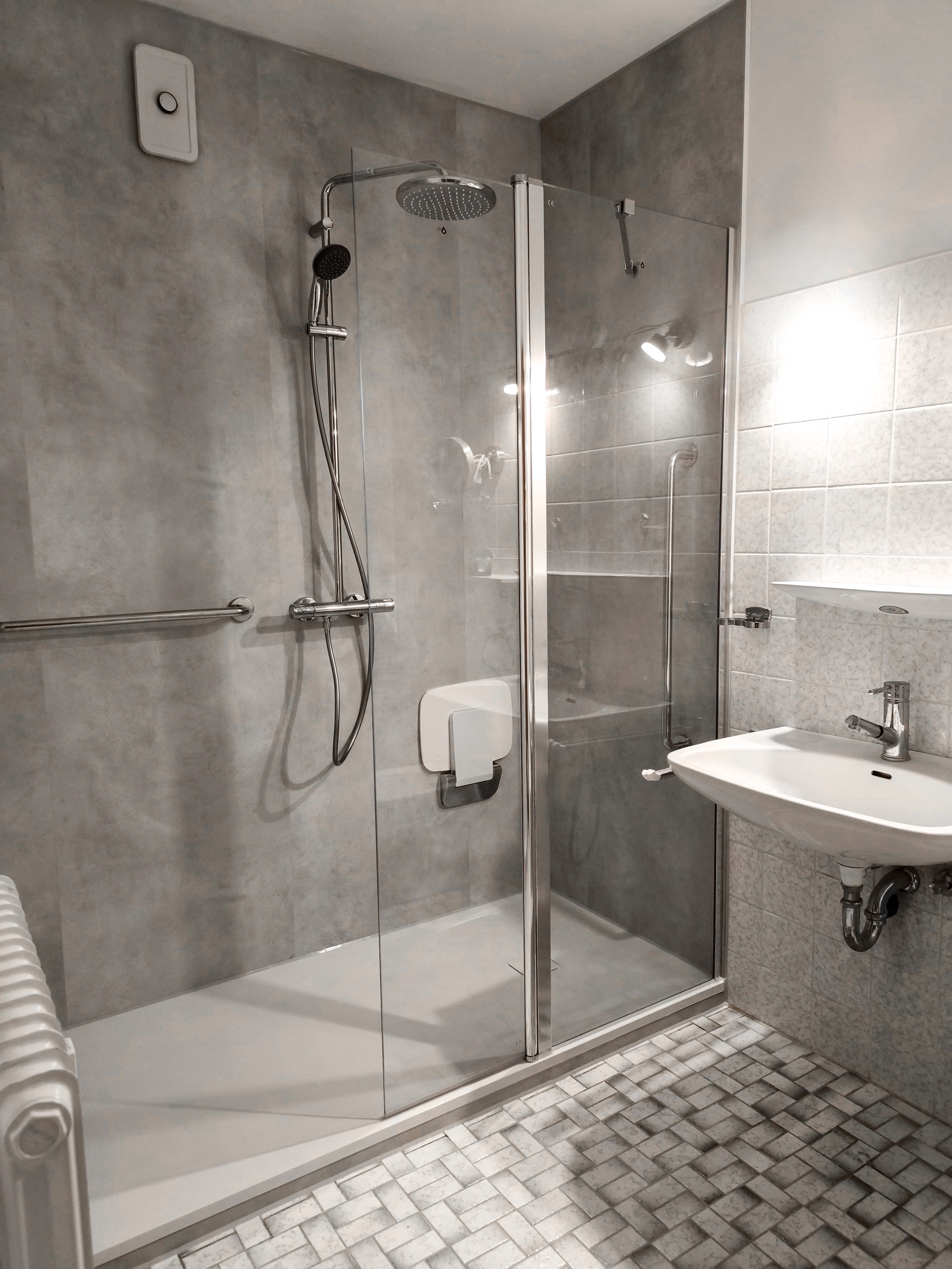 Dusche mit Klappsitz, Haltegriff und Regendusche