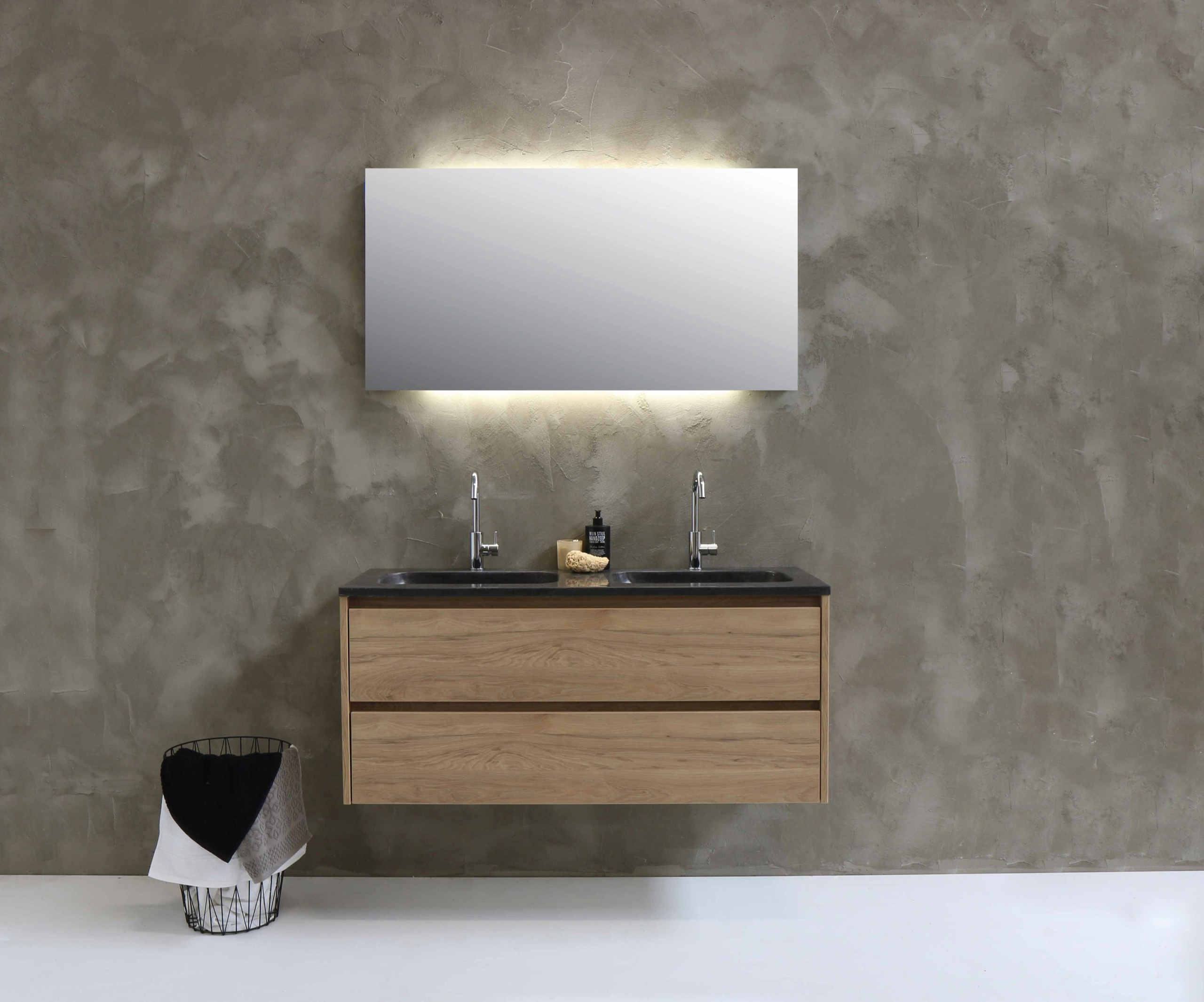 Wand in Beton-Optik mit Holz-Waschtisch und schwarzem Doppelwaschbecken